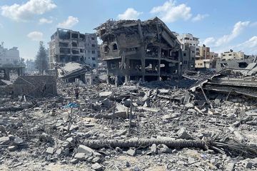 Kerusakan di jalur Gaza akibat perang yang tak seimbang antara Hamas dan tentara Israel pada Oktober 2023. Sejarah dunia mencatat banyak perang yang terjadi karena pengabaian dampak konflik yang ditimbulkannya.