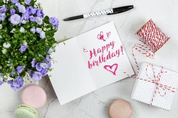 Ilustrasi hadiah ulang tahun