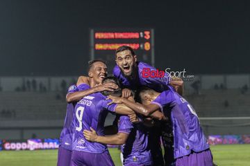 Javlon Guseynov (kanan) dan Mohcine Hassan Nader (kiri) sedang merayalan gol dengan rekan-rekannya dalam laga pekan ke-20 Liga 1 2023 antara Persita Tangerang versus RANS Nusantara FC di Stadion Indomilk, Tangerang, Banten, Kamis (23/11/2023).