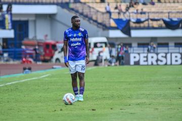 Gelandang Persib Bandung, Levy Madinda, saat hendak mengeksekusi bola mati dalam pertandingan pekan kedelapan Liga 1 2023-2024, Minggu (13/8/2023) di Stadion Gelora Bandung Lautan Api (GBLA). (KOMPAS.com/Adil Nursalam)