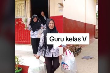 Guru dapat banyak bingkisan dari murid