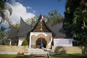 Makam Tuanku Imam Bonjol terletak di Desa Lotta, Kecamatan Pineleng, Kabupaten Minahasa.
