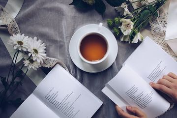 10 Rekomendasi Hadiah Unik dan Berguna untuk Teman yang Doyan Membaca Buku