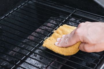 Cara Membersihkan Alas Panggangan dari Sisa Daging yang Menempel