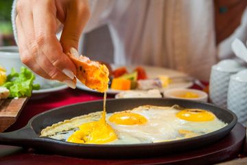 Baru Tahu, Makan Telur Setengah Matang Bisa Bahaya Kalau Dikonsumsi 3 Orang dengan Kondisi Ini