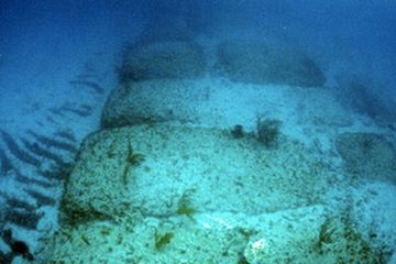 Jalan Bimini yang terletak di perairan Bahama disebut sebagai jalan menuju Atlantis, kota yang hilang. 
