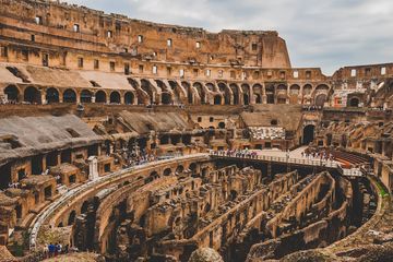 Colosseum peninggalan peradaban Romawi kuno. Banyak pengetahuan dan inovasi dari peradaban kuno yang masih memengaruhi kehidupan kita hari ini.
