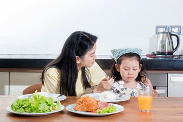 Ibu Wajib Tahu! 5 Cara Mengatasi Anak Susah Makan, Salah Satunya Perbaiki Jadwalnya!