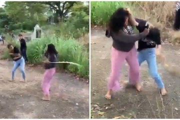 Dua wanita terekam duel menggunakan senjata tajam.