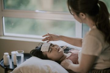 Ampuh! Cara Mengatasi Anak Demam Tapi Menggigil Saat di Rumah