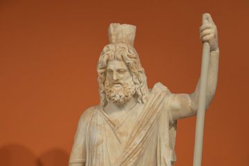 Hades, Raja Dunia Bawah atau Dewa Kematian di mitologi Yunani kuno. Dia bertanggung jawab mengatur jiwa orang mati.