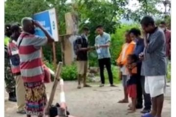 Terhalang Portal Perbatasan, Momen Haru Pertemuan Kakak Beradik Ini Viral, Tak Bisa Berpelukan Meski Sudah Berhadapan