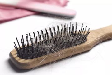 Cara Membersihkan Sisir Dari Kotoran Penuh Sisa Rambut, Bersih Tuntas Dengan Direndam 1 Bahan Dapur Ini