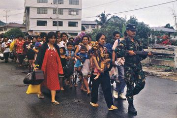 Konflik sektarian di Maluku membuat ribuan perempuan dan anak-anak harus dievakuasi ke tempat yang lebih aman.