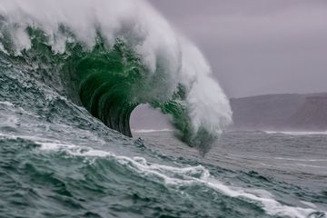 Ada beberapa tsunami yang terjadi dalam sejarah dunia kuno. Tsunami tersebut mungkin menyebabkan jutaan kematian. 