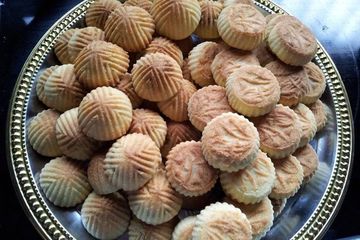 Dalam sejarah Mesir, Kahk telah disajikan sejak zaman Firaun. Kue yang lezat ini menjadi kue khas yang disajikan setiap Idulfitri.