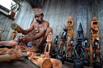 Pemahat patung dari suku Asmat yang terkenal.
