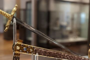 Pedang Joyeuse, yang saat ini disimpan di Museum Louvre, adalah salah satu pedang paling terkenal dalam sejarah manusia. Konon pedang ini pernah digunakan oleh Charlemagne, Kaisar Romawi Suci.