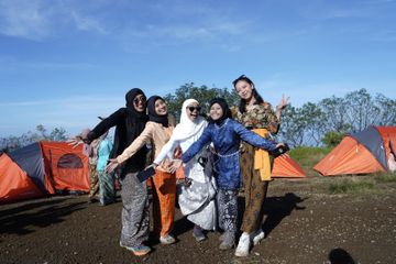 EIGER Adventure: 100 Perempuan Berkebaya Rayakan Hari Kartini di Puncak Gunung Kembang