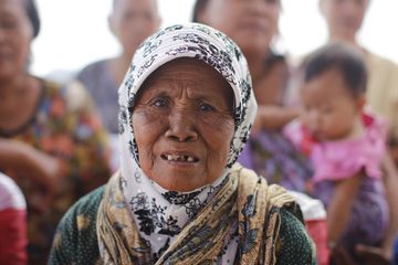 Sebuah penelitian baru menemukan bahwa saat ini, kita berpikir bahwa usia tua dimulai lebih lambat dari biasanya. 
