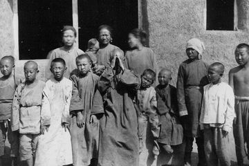 Suku Manchu merupakan suku yang berhasil menyingkirkan Dinasti Ming di Kekaisaran Tiongkok. Awalnya disebut Jurchen, mereka adalah etnis minoritas yang menjadi asal nama wilayah Manchuria. 