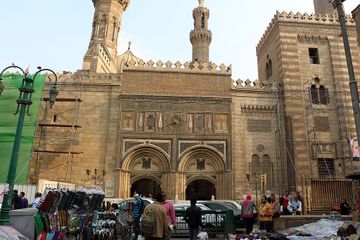 Gerbang Barber. Salah satu pinut masuk Masjid Al-Azhar yang didirikan oleh Dinasti Fatimiyah. Temukan latar belakang berdirinya Dinasti Fatimiyah pada masa Khalifah Al-Mahdi, masa kejayaan, dan keruntuhannya.
