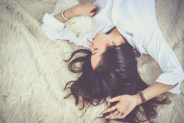 Jenis mimpi mendapati diri sendiri selingkuh lebih jarang muncul dibandingkan mimpi melihat pasangan Anda selingkuh. Jika itu muncul, apa artinya?
