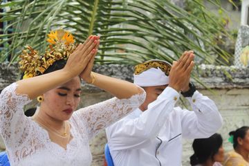 Umat Hindu Bali dan Hindu India punya banyak perbedaaan, mulai dari hari keagamaan, cara berdoa, konsep ketuhanan, hingga kasta.