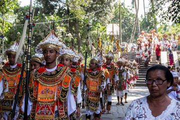 Sangat menarik bagaimana sejarah dunia mencatat proses munculnya agama Hindu Bali dan bahkan bisa berbeda dengan Hindu India sebagai asalnya.