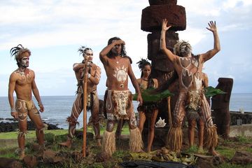 Orang Polinesia, bagian dari rumpun etnolinguistik Austronesia, tiba di Rapa Nui (Pulau Paskah) sekitar 1250 M. Secara geografis, pulau terisolasi itu dekat dengan Amerika Selatan. Mungkinkah mereka bertemu dengan penduduk asli Amerika selama bermigrasi?