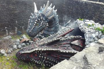 Tapi selain Tiongkok, ternyata mitos budaya lain juga memiliki naga, misalnya di Inggris pada abad pertengahan. Naga sangat populer dalam seni dan sastra Inggris dan merupakan lawan terkenal dari karakter seperti Beowulf dan St. George.