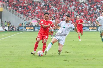Bintang Timnas Indonesia Marselino Ferdinan (kiri) berebut bola dengan Rebin Ghareeb Adhamat dari Irak dalam laga putaran kedua Kualifikasi Piala Dunia 2026 zona Asia di Stadion Utama Gelora Bung Karno, Jakarta, Kamis (6/6/2024).