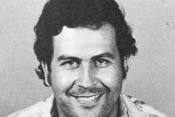 Foto 'mug' diambil oleh badan pengawas regional Kolombia di Medell&iacute;n pada tahun 1976. Jelajahi kehidupan Pablo Escobar, sang raja kokain, dan tiga teori yang mengungkap penyebab kematian kontroversialnya.