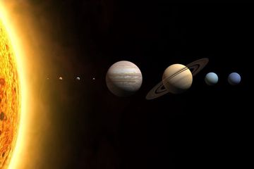 Representasi artistik Matahari dan 8 planet (Merkurius, Venus, Bumi, Mars, Jupiter, Saturnus, Uranus, dan Neptunus). Artikel ini membandingkan karakteristik antar planet dalam tata surya, menyoroti perbedaan unik dan fakta menarik setiap planet.