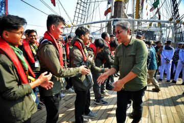 Hilmar Farid, Direktur Jenderal Kebudayaan Kemendikbudristek, melepas Laskar Rempah Batch-1 dalam misi Muhibah Budaya Jalur Rempah di geladak KRI Dewaruci. Mereka akan berlayar dari 7 Juni sampai 17 Juli 2024.
