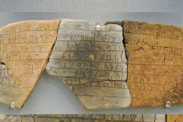 Contoh aksara Linear B, tulisan Yunani paling awal yang diketahui. Aksara Linear B diyakini memberi wawasan untuk mengungkap kebenaran Atlantis dalam mitologi Yunani.