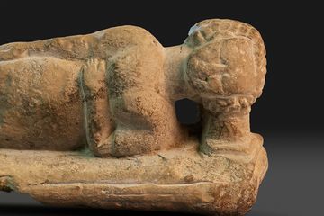 Patung wanita tidur dari batu kapur menggunakan sandaran kepala dalam koleksi Museum Glencairn. Di Mesir Kuno, bantal batu berhasil memberi kenyamanan secara praktis maupun spiritual.