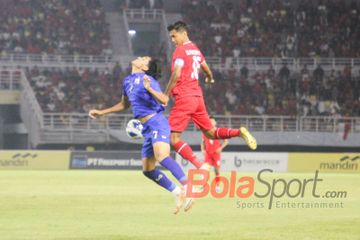 Dual antara kapten timnas U-19 Indonesia, Dony Tri Pamungkas, dengan pemain timnas U-19 Thanawut Phochai pada final ASEAN Cup U-19 2024 di Stadion Gelora Bung Tomo (GBT), Surabaya, Senin (29/7/2024).