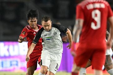 Duel antara pemain Borneo FC Dwiki Haardiansyah dengan pemain Persija Jakarta Maciej Gajos pada semifinal Piala Presiden 2024 di Stadion Manahan, Solo, Selasa (30/7/2024). 