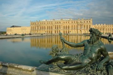 Istana Versailles adalah salah satu bangunan paling megah dan bersejarah di dunia. Sejarahnya yang kaya dan menarik memikat pengunjung selama berabad-abad. 