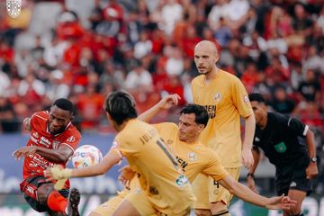 Aksi Privat Mbarga saat Bali United melawan Semen Padang pada pekan kedua Liga 1 2024/2025 di Stadion Kapten I Wayan Dipta, Bali, Minggu (18/8/2024).