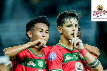 Selebrasi Bruno Moreira ketika mencetak gol saat laga Persebaya Surabaya Vs Barito Putera pada pekan ketiga Liga 1 2024/2025 di Stadion Gelora Bung Tomo (GBT), Surabaya, Jumat (23/8/2024).