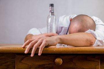 Mungkinkah alkohol benar-benar membuat kita lebih jujur? Mitos atau fakta? Temukan jawabannya di sini!