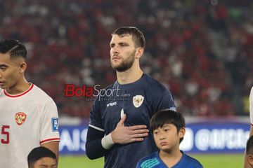 Kiper timnas Indonesia, Maarten Paes, saat sedang menyanyikan lagu Indonesia Raya jelang bertanding di Stadion Utama Gelora Bung Karno, Senayan, Jakarta, Selasa (10/9/2024).