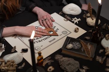 Bagaimana Ouija berubah dari permainan ruang tamu yang unik menjadi papan arwah yang paling ditakuti?