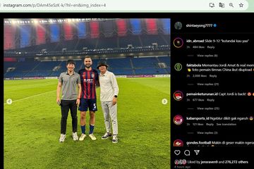 Pelatih timnas Indonesia, Shin Tae-yong, pamer aksi memantau Jordi Amat dan pemain timnas China saat laga Johor Darul Takzim melawan Shanghai Shenhua di Stadion Sultan Ibrahim, Johor, Selasa (1/10/2024).