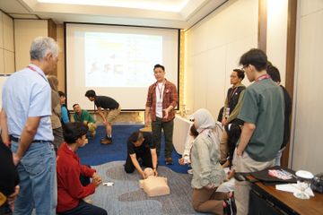 dr. Reyner Valiant Tumbelaka menjelaskan tentang bantuan hidup dasar, salah satu kelas terdapat dalam Indonesia Mountain Medicine Summit (IMMS) 2024.