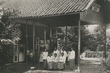 Potret Sakola Kaoetamaan Istri di tahun 1920 yang merupakan sekolah khusus perempuan di Bandung dari gagasan Dewi Sartika.