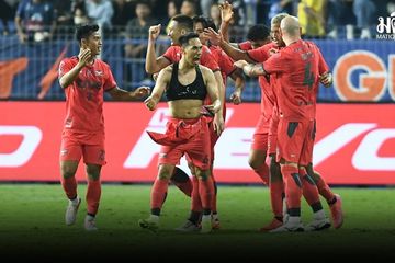 Bek timnas Indonesia, Pratama Arhan  (kiri) menjalani debut manis di Thai League bersama True Bangkok United saat mengalahan Buriram United 3-2, Minggu (12/1/2025).