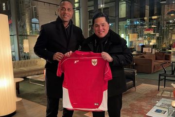 Ketua Umum PSSI, Erick Thohir, menyerahkan langsung jersey anyar timnas Indonesia kepada Patrick Kluivert.